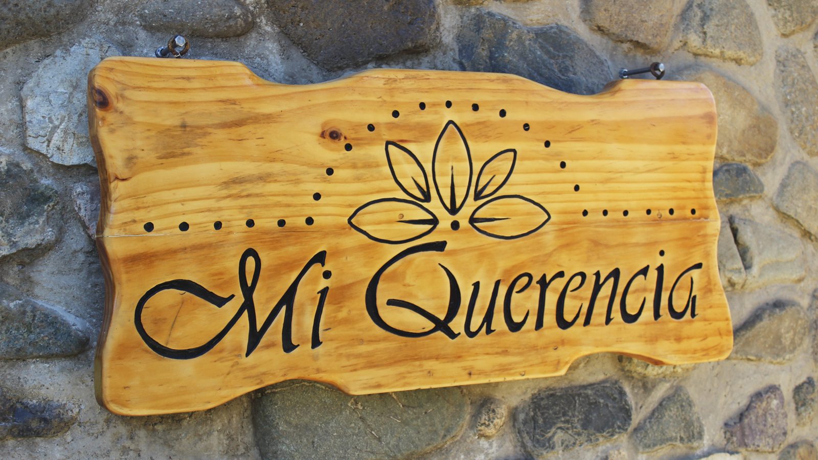 Cartel tallado de Mi Querencia