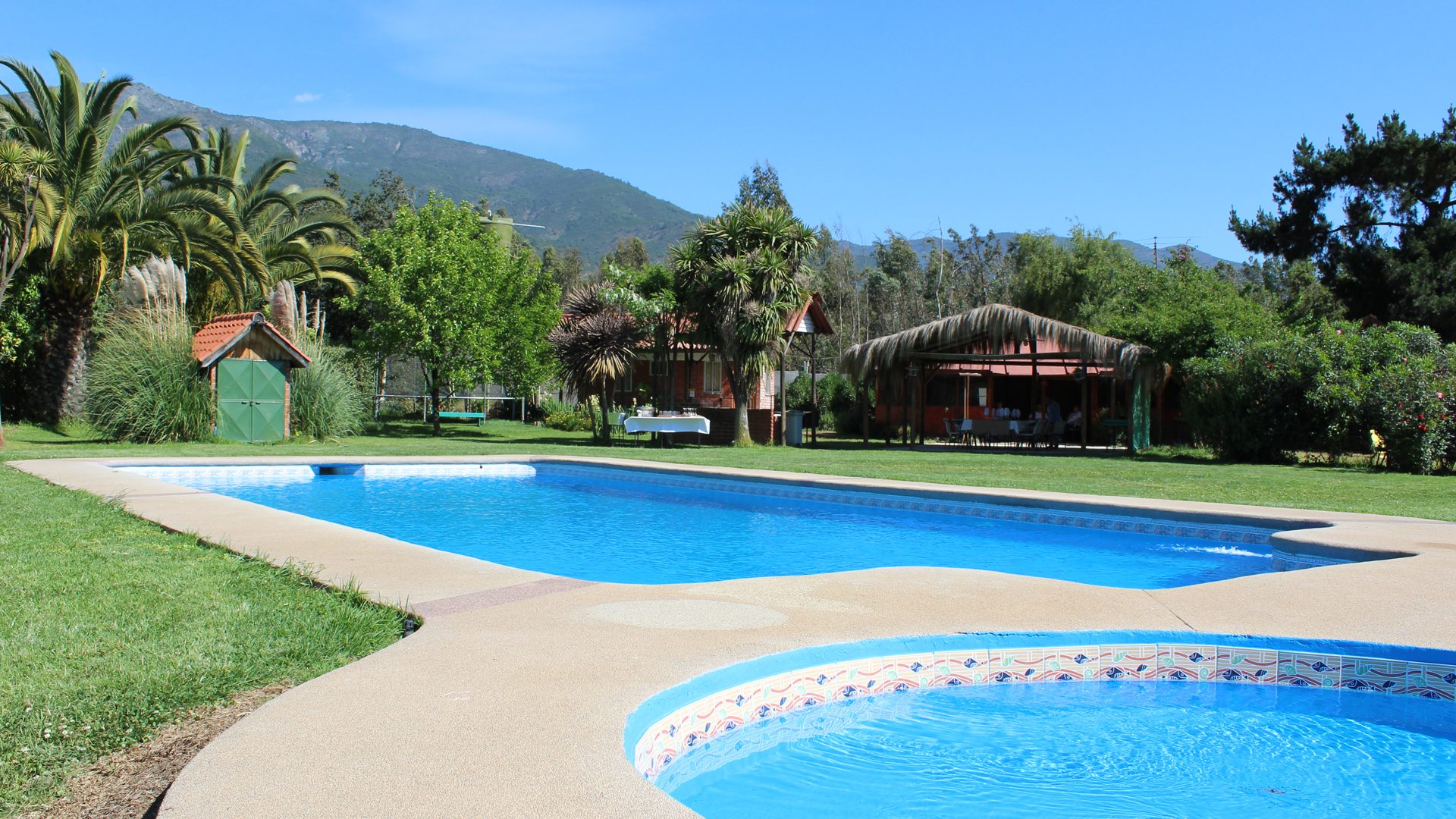 Piscina y áreas verdes de Parcela Mi Querencia